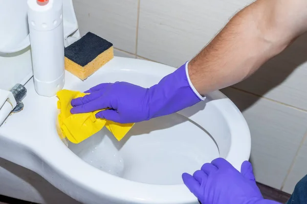 Eldivenlerini Elle Temizleyen Temizlikçi Mendille Banyo Perisi Işleri Işte Erkek — Stok fotoğraf