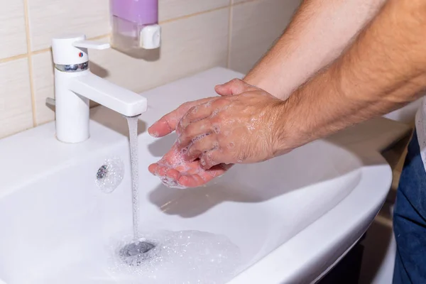 Muž Myje Ruce Tekutým Mýdlem Koupelně Nápad Corona Virus Extrémní — Stock fotografie
