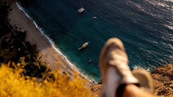 Mann Blickt Von Einer Klippe Auf Das Meer Herab Tal — Stockfoto