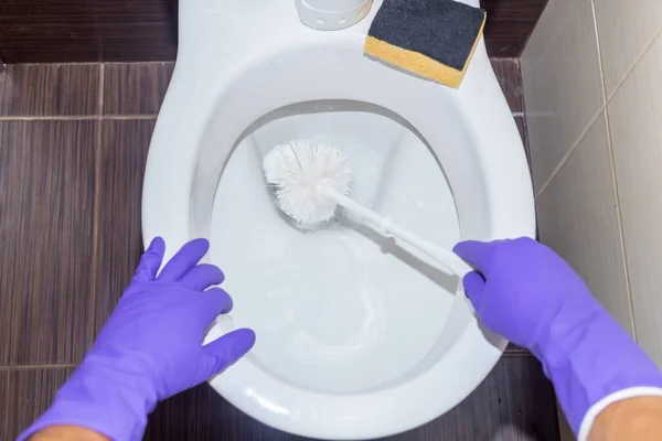 Adam Tuvaleti Fırçayla Temizliyor Tuvalet Fırçayla Iyice Temizleniyor — Stok fotoğraf