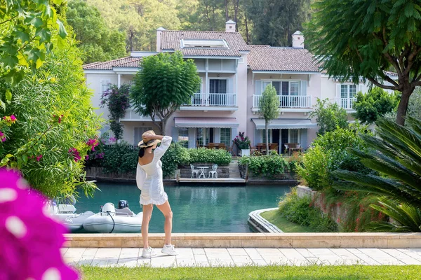 Mulher Caminhando Beira Rio Bairro Residencial Luxo Frente Atrás Uma — Fotografia de Stock