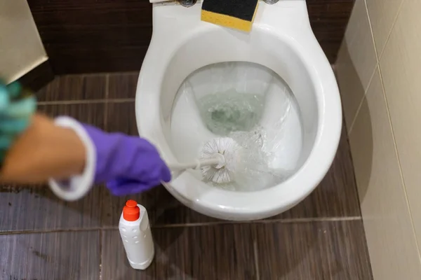 Ruka Muže Oranžových Gumových Rukavicích Používá Přeměně Leštění Toaletu — Stock fotografie