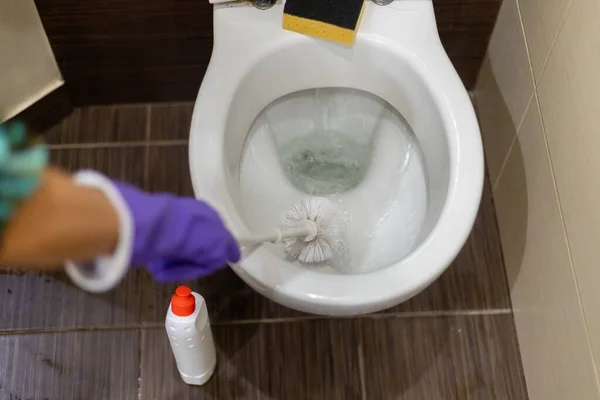 Turuncu Lastik Eldiven Giyen Bir Adamın Elini Bir Tuvalete Parlatma — Stok fotoğraf