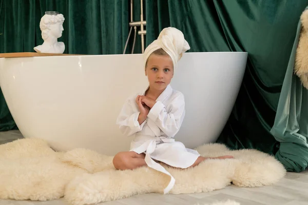 美の治療を一緒にやってる子供 バスルームのタオルとバスローブの子供の娘 美容室コンセプト ウェルネススパ ロングバナー形式 トップビュー — ストック写真