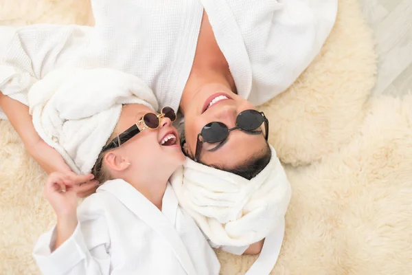 Madre Con Niño Haciendo Tratamiento Belleza Juntos Feliz Familia Madre —  Fotos de Stock