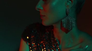 Moda kadın portresi. Gümüş gece elbisesi giyen genç bir manken. Moda Model Stüdyosu.