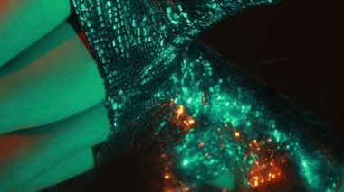güzel bir genç kadın gümüş elbiseyle, studio moda çekim yalan