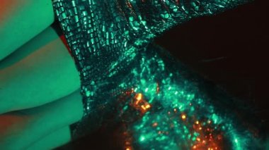 Lüks gümüş elbiseli güzel bir mankenin moda fotoğrafı.