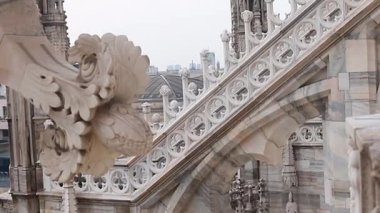 İtalya 'nın Milano kentindeki ünlü Katedral Duomo di Milano' nun çatısındaki beyaz mermer heykeller.