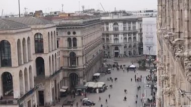 Milan Katedrali 'nin ünlü hiperhızlandırması Milan Katedrali ve İtalya' nın Piazza del Duomo kentindeki Victor Emmanuel II anıtı. Bir yaz gününde mavi bulutlu bir gökyüzü. Milan Katedrali en büyüğü.