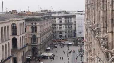 Day City 'nin ünlü yayası Dante Caddesi üzerinden kalabalık yürüyen panorama 4k zaman aşımı Eylül 2016 Milano, İtalya.