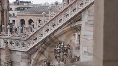 Milano Katedrali Duomo di Milano 'nun çatısında Gotik kuleler ve beyaz mermer heykeller var. Milano, Lombardia, İtalya 'daki bir numaralı turistik ilgi merkezi. Eski Gotik mimari ve sanatın geniş açı görüntüsü