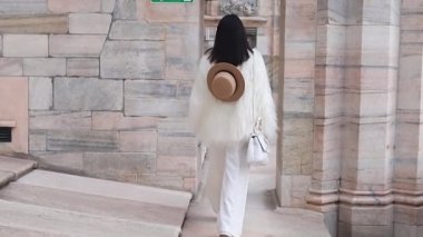 Milan 'daki ünlü Duomo katedralinin çatısında gülümseyen güzel genç kız portresi..