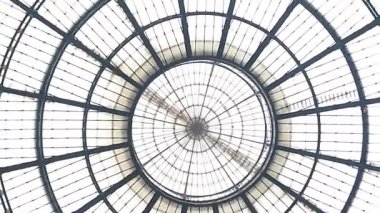 İtalya 'nın Milano şehrinin merkezindeki Galleria Vittorio Emanuele' nin tavan detayları. 4k, yüksek çözünürlük