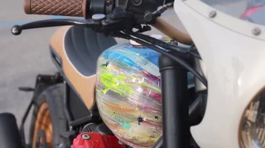 Kırmızı bir motorsikletin yavaş hareket eden krom detayları