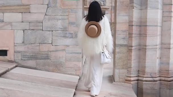 Молода Дівчина Мандрівниця Яка Ходить Даху Знаменитого Собору Дуомо Мілані — стокове відео