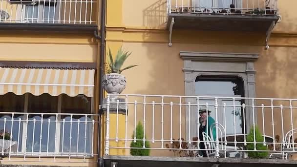 Γιαγιά Περπατά Στο Μπαλκόνι Μια Εναέρια Θέα Πάνω Από Varenna — Αρχείο Βίντεο