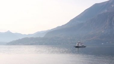 İtalya 'daki Como Gölü' nün yanındaki Varenna Panoraması. Merkezi meydanda San Giorgio kilisesi olan eski kasabanın havadan görünüşü.