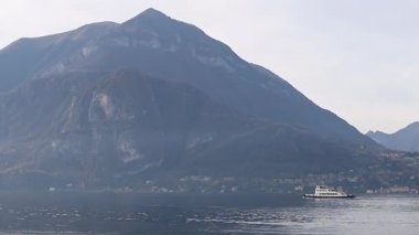 Como Gölü, İtalya. Gün batımında bir yelkenliyle seyahat etmek. Sinema panoraması. Yeşil dağların arka planında sevgilileriyle birlikte lüks bir yat gezisi. Romantik bir gezi. Beyaz yelken