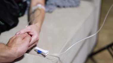 Tıp, sağlık ve teknoloji konsepti - Doktor evde bulunan bir kadına kateter takıyor