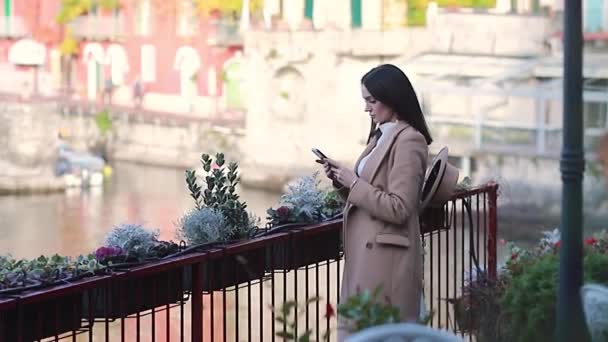 Woman Enjoying View Lake Como Villa Varenna Village Italy Beautiful — Vídeo de Stock