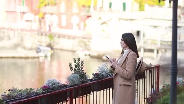 Woman Stands Smart Phone Communicates Social Networks Silhouette Girl Bright — Vídeo de Stock