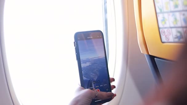 Kız Telefonla Uçağın Penceresinden Manzarayı Seyrediyor Bin Uçaktan Dağların Manzarası — Stok video