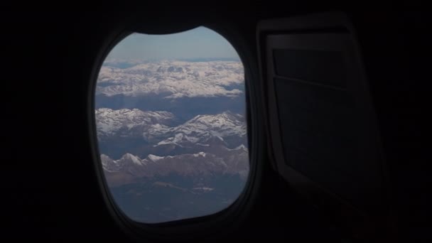 Szenische Luftaufnahme Der Bewölkten Berge Aus Dem Flugzeugfenster Majektische Hochwinkel — Stockvideo