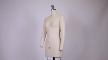 Kumaş ve metalik eski model elbise mankeni temiz ve temiz arka planda tek başına duruyor..