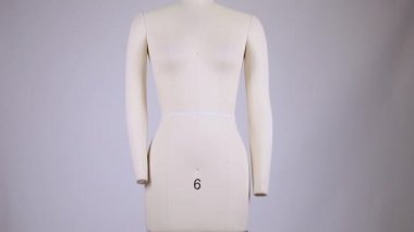 Kumaş ve metalik eski model elbise mankeni temiz ve temiz arka planda tek başına duruyor..