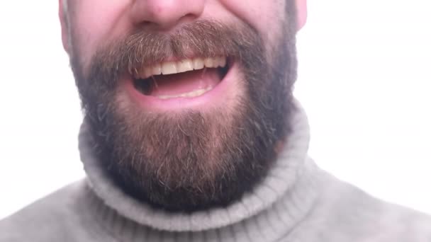 Закройте Улыбающиеся Зубы Деталь Улыбающегося Бородатого Человека Молодой Успешный Человек — стоковое видео