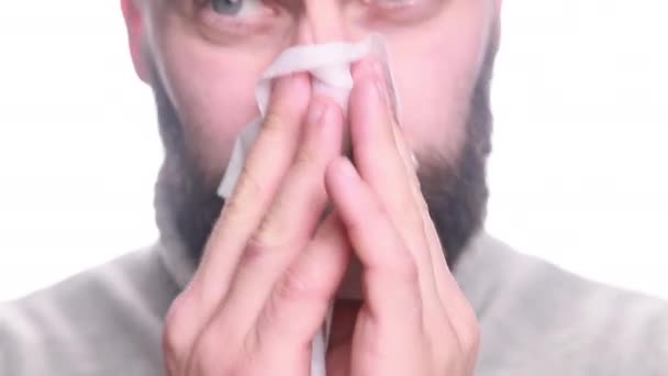 Homem Caucasiano Espirra Limpa Nariz Homem Doente Conceito Doença Fechar — Vídeo de Stock