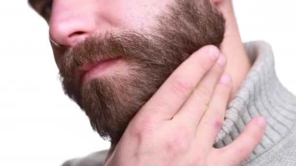 Hombre Piensa Acariciar Larga Barba Negra Sobre Fondo Blanco — Vídeos de Stock