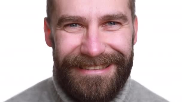 Glücklicher Junger Kaukasischer Mann Grauem Pullover Der Isoliert Auf Weißem — Stockvideo