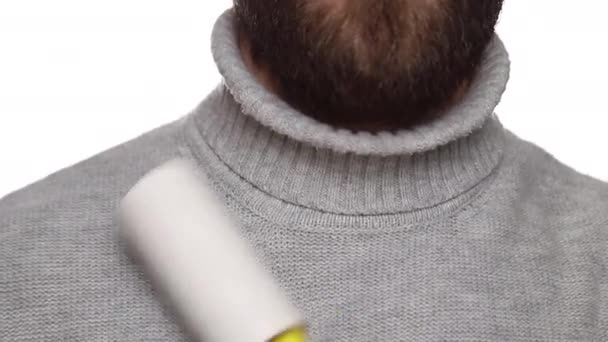 Mężczyzna Szarym Swetrze Czyści Ubrania Wałkiem Czyszczenia Tkanin Usuwając Zużytą — Wideo stockowe