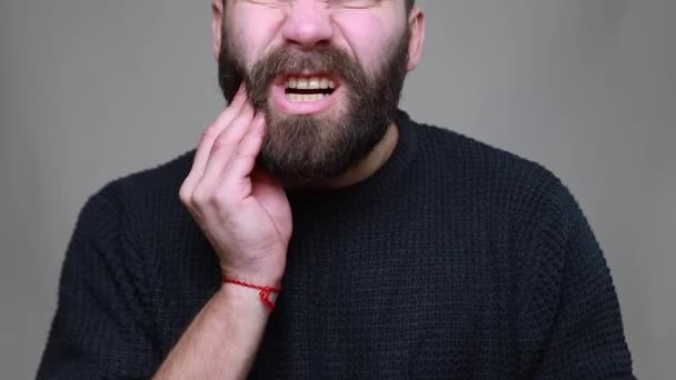 Portrait Homme Malade Ayant Mal Aux Dents Écran Gris — Video