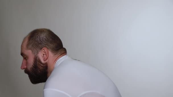 白い背景に孤立したテキスト首を持つカーバチュア ラチカンプス症 — ストック動画