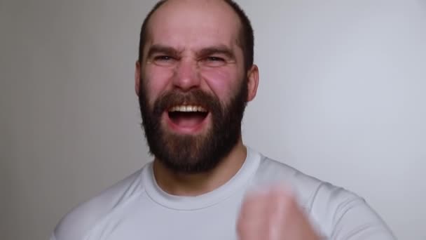 Портрет Молодого Человека Джинсовой Рубашке Рассердившегося Кричащего Белом Фоне Фотография — стоковое видео