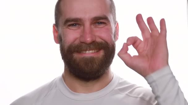 Pozitivní Mladý Muž Kameru Usměje Hipster Chlap Ukazuje Znamení Nad — Stock video