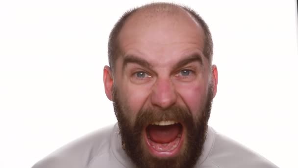 スタジオで叫んで怒っている男の肖像画 怒りの男は白い背景に叫んでいる 積極的な顔の表情を持つ男性 Closeup Angry Model Yelling Camera Slow Motion — ストック動画