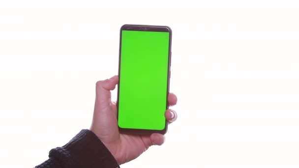 Mužská Ruka Drží Smartphone Vertikálně Zelenou Obrazovkou Tramvajové Chroma Klíč — Stock video