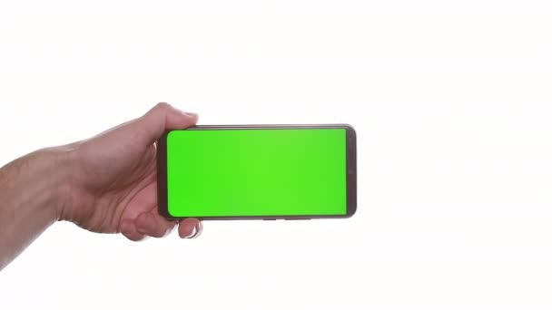手の中に電話を閉じる緑の背景に隔離された 電話画面は青クロマキー 背景クロマキーホワイトスクリーンです モバイル広告 アプリプロモーションのための映像 — ストック動画