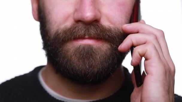 Портрет Человека Разговаривающего Смартфоне Белый Экран — стоковое видео
