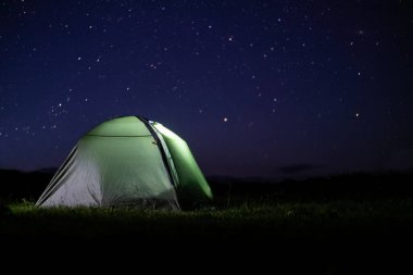 Geceleri turist çadırı. Yıldızlarla dolu gece göğü