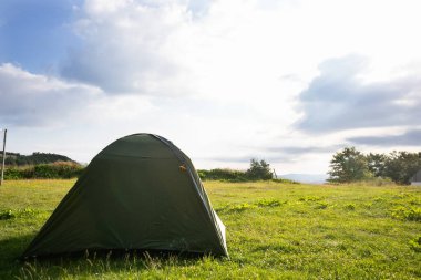 Sabahın erken saatlerinde tepede kamp çadırı