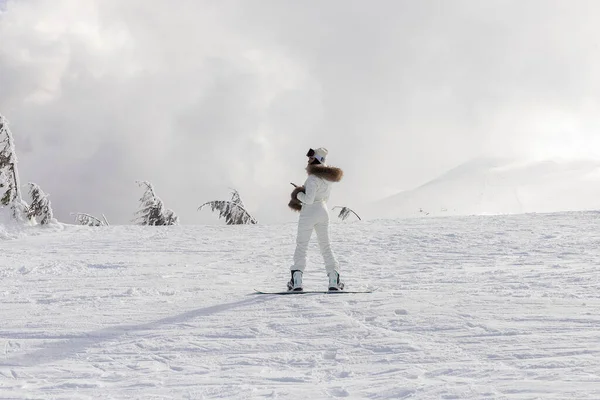 Concepto Invierno Ocio Deporte Personas Niña Snowboarder Levanta Con Snowboard —  Fotos de Stock