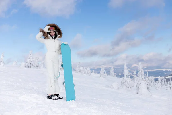 运动和人的概念 年轻女子背着雪板 面带微笑地望向远方 复制空间 — 图库照片