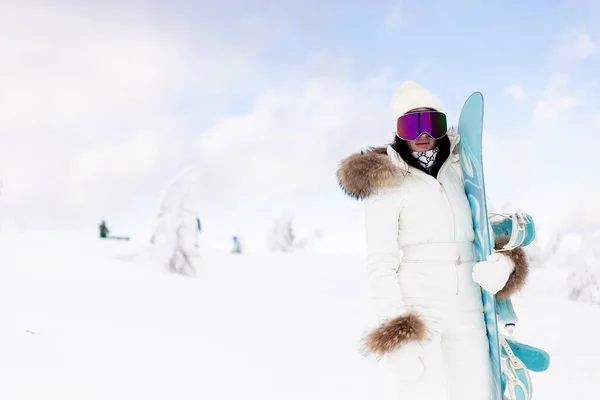 体育和人的概念 女运动员在蓝天雪地上滑雪板 — 图库照片