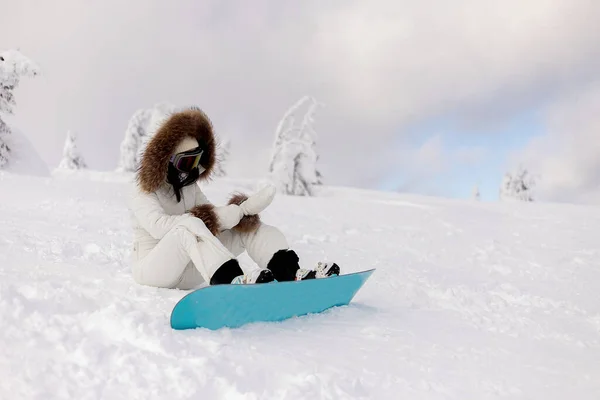 Invierno Ocio Deporte Gente Concepto Joven Hermosa Snowboarder Mujer Descansando —  Fotos de Stock