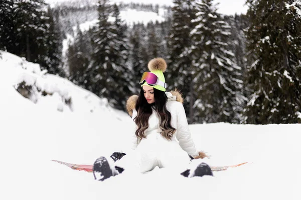 Concepto Invierno Ocio Deporte Personas Niña Snowboarder Levanta Con Snowboard — Foto de Stock